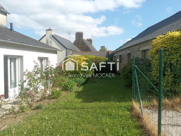 TREGOUREZ (29970) ; Vie de plain pied en cœur de bourg.