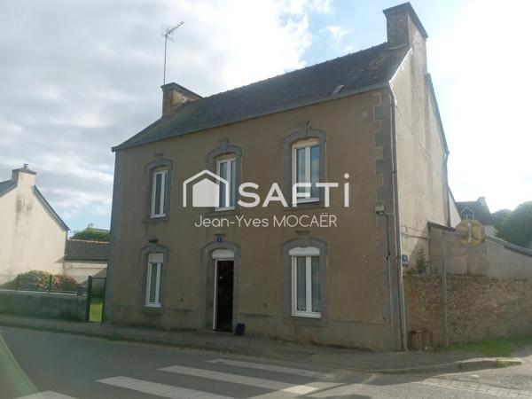 TREGOUREZ (29970) ; Vie de plain pied en cœur de bourg.