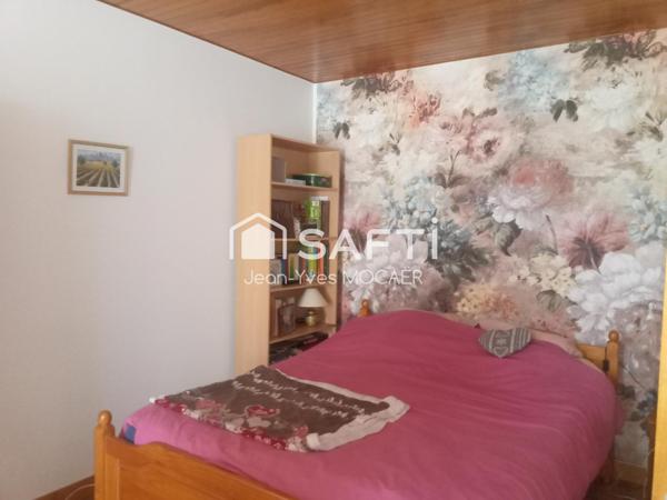 TREGOUREZ (29970) ; Vie de plain pied en cœur de bourg.