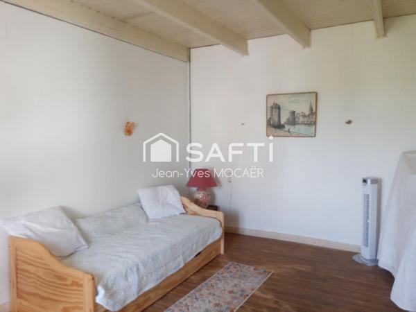 TREGOUREZ (29970) ; Vie de plain pied en cœur de bourg.