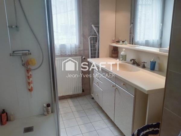 TREGOUREZ (29970) ; Vie de plain pied en cœur de bourg.