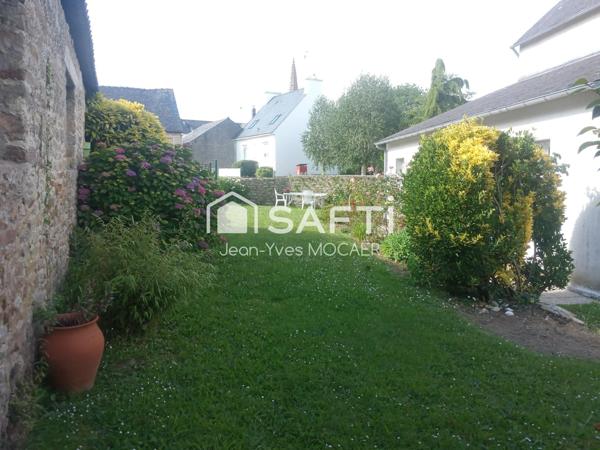 TREGOUREZ (29970) ; Vie de plain pied en cœur de bourg.