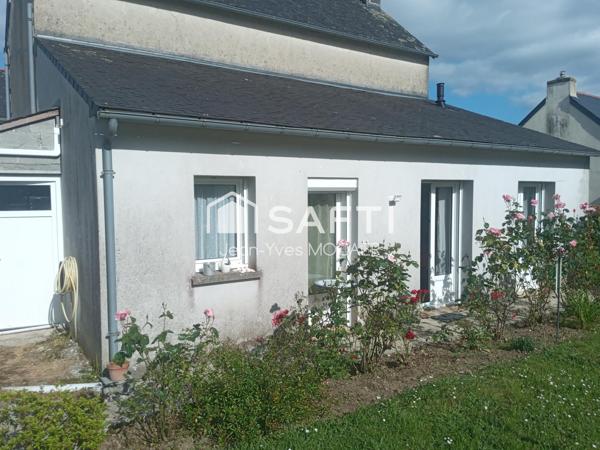 TREGOUREZ (29970) ; Vie de plain pied en cœur de bourg.