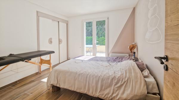 Uzès (30700) A vendre maison avec beau terrain arboré proche Uzès