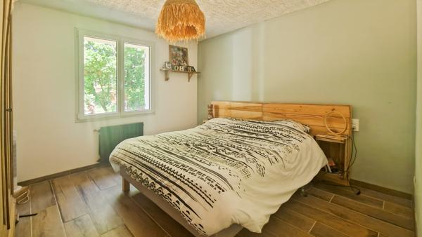 Uzès (30700) A vendre maison avec beau terrain arboré proche Uzès