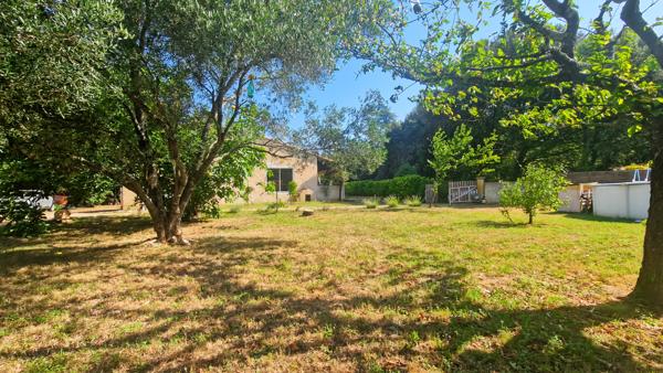 Uzès (30700) A vendre maison avec beau terrain arboré proche Uzès