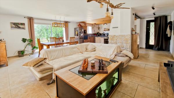 Uzès (30700) A vendre maison avec beau terrain arboré proche Uzès