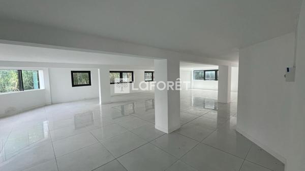 Location local commercial Fort-de-France - 1 pièce(s) - 150 m² - 3 396 €/mois