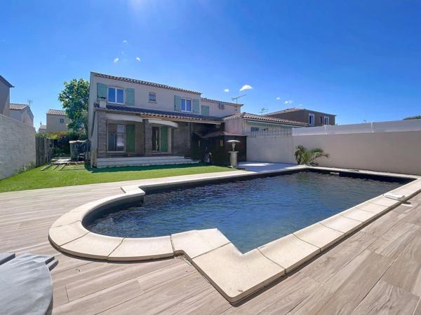 Maison avec piscine dans quartier prisé