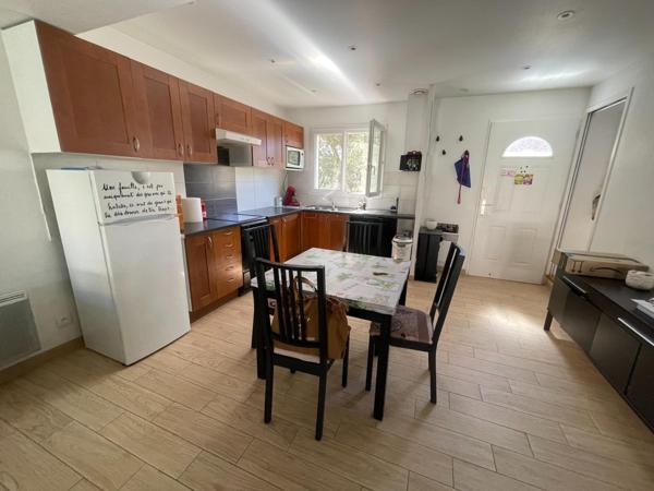 Maison avec piscine dans quartier prisé