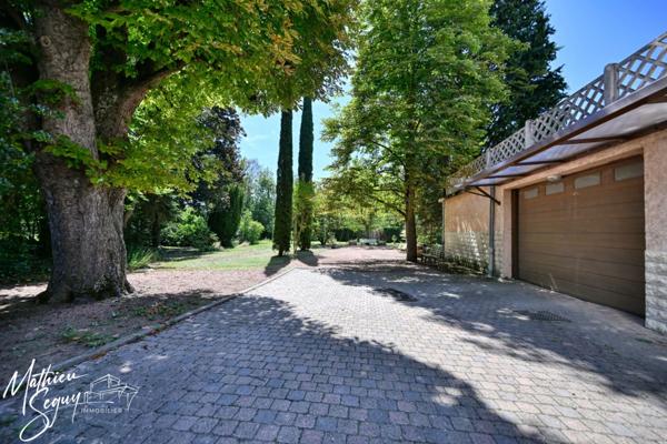 THURINS - Grande propriété P8 verdoyante