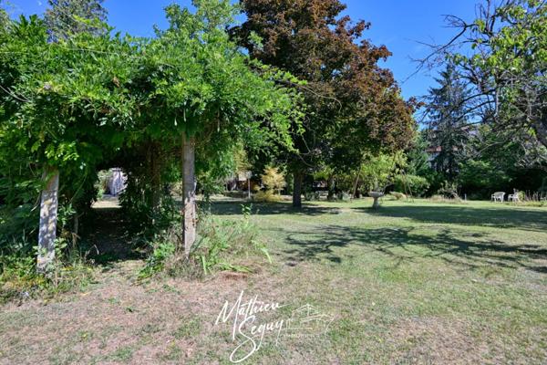 THURINS - Grande propriété P8 verdoyante