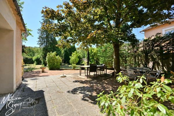 THURINS - Grande propriété P8 verdoyante