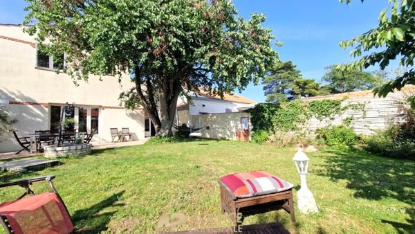 Maison avec jardin arboré et piscinable - La Genette €874 600 ** - Référence ND702