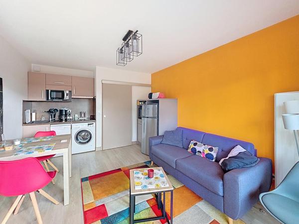 Très bel appartement entièrement rénové et vendu meublé dans résidence avec piscine