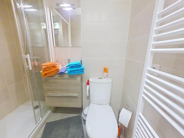 Très bel appartement entièrement rénové et vendu meublé dans résidence avec piscine