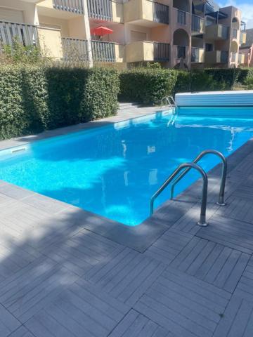 Très bel appartement entièrement rénové et vendu meublé dans résidence avec piscine