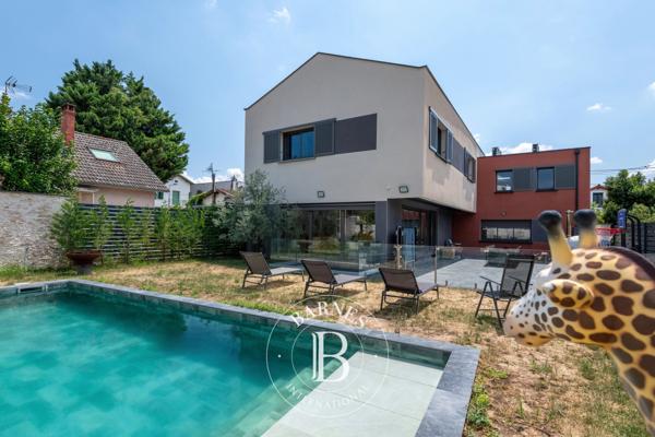 Villeurbanne, Maison 8 Chambres -  381 m² à vendre
