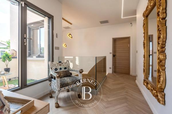 Villeurbanne, Maison 8 Chambres -  381 m² à vendre