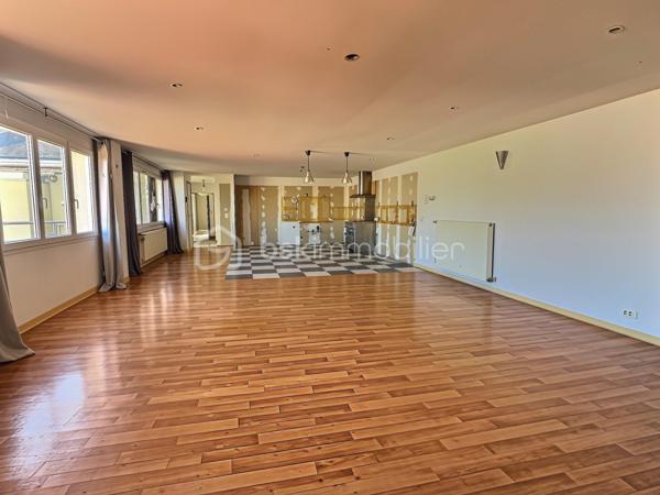 Appartement 204 m² – 3 chambres – Terrasse 47 m² – Cour 62 m² – Garage 34 m² – Charleville-Mézières

À Charleville-Mézières, venez découvrir ce bien atypique offrant 204 m² habitables, des volumes impressionnants, de beaux extérieurs et de nombreuses possibilités d'aménagement.

Situé au 1er étage, l'appartement se compose de :

Une entrée de 5,50 m²

Une chambre de 12,17 m²

Une deuxième chambre de 15,20 m²

Une salle d'eau avec WC de 11,65 m²

Une exceptionnelle pièce à vivre de 78,04 m², permettant d'aménager un vaste espace salon, salle à manger et cuisine

Une troisième chambre de 36,32 m², idéale pour créer une grande suite parentale

Différents dégagements et espaces de rangement

La pièce de vie bénéficie également d'un insert à pellets, apportant confort et chaleur en complément du système de chauffage principal.

DES EXTÉRIEURS RARES POUR UN APPARTEMENT

Vous profiterez d'une grande terrasse de 46,72 m² ainsi que d'une cour privative de 62 m², offrant un véritable espace extérieur.

Le bien dispose également d'un garage de 34 m² avec rideau métallique électrique, permettant notamment de stationner une camionnette, un camping-car selon ses dimensions, ou de disposer d'un important espace de stockage.

CARACTÉRISTIQUES TECHNIQUES

Menuiseries PVC double vitrage

Chauffage par chaudière gaz

Insert à pellets dans la pièce à vivre

Garage avec rideau métallique électrique

UN FORT POTENTIEL

Avec ses 204 m² habitables et sa configuration, ce bien peut répondre à différents projets : grande résidence principale, activité professionnelle ou investissement immobilier.

Il est notamment possible d'envisager une division en 2 voire 3 logements, sous réserve de faisabilité technique et des autorisations nécessaires.

Les + :

204 m² habitables

3 chambres

Pièce à vivre de plus de 78 m²

Chambre de plus de 36 m²

Terrasse de près de 47 m²

Cour privative de 62 m²

Garage de 34 m²

Double vitrage PVC

Chaudière gaz + insert à pellets

Potentiel de division en plusieurs logements

Prix : 196 000 € FAI

Un bien rare à Charleville-Mézières par ses volumes, ses extérieurs et les nombreuses possibilités qu'il offre.

Contactez-moi pour plus de renseignements ou pour organiser une visite.