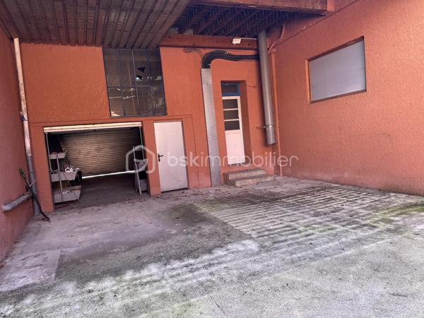 Appartement 204 m² – 3 chambres – Terrasse 47 m² – Cour 62 m² – Garage 34 m² – Charleville-Mézières

À Charleville-Mézières, venez découvrir ce bien atypique offrant 204 m² habitables, des volumes impressionnants, de beaux extérieurs et de nombreuses possibilités d'aménagement.

Situé au 1er étage, l'appartement se compose de :

Une entrée de 5,50 m²

Une chambre de 12,17 m²

Une deuxième chambre de 15,20 m²

Une salle d'eau avec WC de 11,65 m²

Une exceptionnelle pièce à vivre de 78,04 m², permettant d'aménager un vaste espace salon, salle à manger et cuisine

Une troisième chambre de 36,32 m², idéale pour créer une grande suite parentale

Différents dégagements et espaces de rangement

La pièce de vie bénéficie également d'un insert à pellets, apportant confort et chaleur en complément du système de chauffage principal.

DES EXTÉRIEURS RARES POUR UN APPARTEMENT

Vous profiterez d'une grande terrasse de 46,72 m² ainsi que d'une cour privative de 62 m², offrant un véritable espace extérieur.

Le bien dispose également d'un garage de 34 m² avec rideau métallique électrique, permettant notamment de stationner une camionnette, un camping-car selon ses dimensions, ou de disposer d'un important espace de stockage.

CARACTÉRISTIQUES TECHNIQUES

Menuiseries PVC double vitrage

Chauffage par chaudière gaz

Insert à pellets dans la pièce à vivre

Garage avec rideau métallique électrique

UN FORT POTENTIEL

Avec ses 204 m² habitables et sa configuration, ce bien peut répondre à différents projets : grande résidence principale, activité professionnelle ou investissement immobilier.

Il est notamment possible d'envisager une division en 2 voire 3 logements, sous réserve de faisabilité technique et des autorisations nécessaires.

Les + :

204 m² habitables

3 chambres

Pièce à vivre de plus de 78 m²

Chambre de plus de 36 m²

Terrasse de près de 47 m²

Cour privative de 62 m²

Garage de 34 m²

Double vitrage PVC

Chaudière gaz + insert à pellets

Potentiel de division en plusieurs logements

Prix : 196 000 € FAI

Un bien rare à Charleville-Mézières par ses volumes, ses extérieurs et les nombreuses possibilités qu'il offre.

Contactez-moi pour plus de renseignements ou pour organiser une visite.