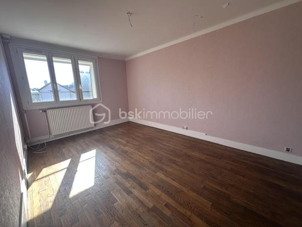 Appartement 204 m² – 3 chambres – Terrasse 47 m² – Cour 62 m² – Garage 34 m² – Charleville-Mézières

À Charleville-Mézières, venez découvrir ce bien atypique offrant 204 m² habitables, des volumes impressionnants, de beaux extérieurs et de nombreuses possibilités d'aménagement.

Situé au 1er étage, l'appartement se compose de :

Une entrée de 5,50 m²

Une chambre de 12,17 m²

Une deuxième chambre de 15,20 m²

Une salle d'eau avec WC de 11,65 m²

Une exceptionnelle pièce à vivre de 78,04 m², permettant d'aménager un vaste espace salon, salle à manger et cuisine

Une troisième chambre de 36,32 m², idéale pour créer une grande suite parentale

Différents dégagements et espaces de rangement

La pièce de vie bénéficie également d'un insert à pellets, apportant confort et chaleur en complément du système de chauffage principal.

DES EXTÉRIEURS RARES POUR UN APPARTEMENT

Vous profiterez d'une grande terrasse de 46,72 m² ainsi que d'une cour privative de 62 m², offrant un véritable espace extérieur.

Le bien dispose également d'un garage de 34 m² avec rideau métallique électrique, permettant notamment de stationner une camionnette, un camping-car selon ses dimensions, ou de disposer d'un important espace de stockage.

CARACTÉRISTIQUES TECHNIQUES

Menuiseries PVC double vitrage

Chauffage par chaudière gaz

Insert à pellets dans la pièce à vivre

Garage avec rideau métallique électrique

UN FORT POTENTIEL

Avec ses 204 m² habitables et sa configuration, ce bien peut répondre à différents projets : grande résidence principale, activité professionnelle ou investissement immobilier.

Il est notamment possible d'envisager une division en 2 voire 3 logements, sous réserve de faisabilité technique et des autorisations nécessaires.

Les + :

204 m² habitables

3 chambres

Pièce à vivre de plus de 78 m²

Chambre de plus de 36 m²

Terrasse de près de 47 m²

Cour privative de 62 m²

Garage de 34 m²

Double vitrage PVC

Chaudière gaz + insert à pellets

Potentiel de division en plusieurs logements

Prix : 196 000 € FAI

Un bien rare à Charleville-Mézières par ses volumes, ses extérieurs et les nombreuses possibilités qu'il offre.

Contactez-moi pour plus de renseignements ou pour organiser une visite.