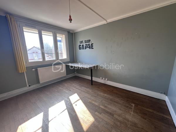 Appartement 204 m² – 3 chambres – Terrasse 47 m² – Cour 62 m² – Garage 34 m² – Charleville-Mézières

À Charleville-Mézières, venez découvrir ce bien atypique offrant 204 m² habitables, des volumes impressionnants, de beaux extérieurs et de nombreuses possibilités d'aménagement.

Situé au 1er étage, l'appartement se compose de :

Une entrée de 5,50 m²

Une chambre de 12,17 m²

Une deuxième chambre de 15,20 m²

Une salle d'eau avec WC de 11,65 m²

Une exceptionnelle pièce à vivre de 78,04 m², permettant d'aménager un vaste espace salon, salle à manger et cuisine

Une troisième chambre de 36,32 m², idéale pour créer une grande suite parentale

Différents dégagements et espaces de rangement

La pièce de vie bénéficie également d'un insert à pellets, apportant confort et chaleur en complément du système de chauffage principal.

DES EXTÉRIEURS RARES POUR UN APPARTEMENT

Vous profiterez d'une grande terrasse de 46,72 m² ainsi que d'une cour privative de 62 m², offrant un véritable espace extérieur.

Le bien dispose également d'un garage de 34 m² avec rideau métallique électrique, permettant notamment de stationner une camionnette, un camping-car selon ses dimensions, ou de disposer d'un important espace de stockage.

CARACTÉRISTIQUES TECHNIQUES

Menuiseries PVC double vitrage

Chauffage par chaudière gaz

Insert à pellets dans la pièce à vivre

Garage avec rideau métallique électrique

UN FORT POTENTIEL

Avec ses 204 m² habitables et sa configuration, ce bien peut répondre à différents projets : grande résidence principale, activité professionnelle ou investissement immobilier.

Il est notamment possible d'envisager une division en 2 voire 3 logements, sous réserve de faisabilité technique et des autorisations nécessaires.

Les + :

204 m² habitables

3 chambres

Pièce à vivre de plus de 78 m²

Chambre de plus de 36 m²

Terrasse de près de 47 m²

Cour privative de 62 m²

Garage de 34 m²

Double vitrage PVC

Chaudière gaz + insert à pellets

Potentiel de division en plusieurs logements

Prix : 196 000 € FAI

Un bien rare à Charleville-Mézières par ses volumes, ses extérieurs et les nombreuses possibilités qu'il offre.

Contactez-moi pour plus de renseignements ou pour organiser une visite.