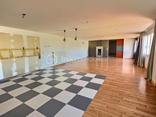 Appartement 204 m² – 3 chambres – Terrasse 47 m² – Cour 62 m² – Garage 34 m² – Charleville-Mézières

À Charleville-Mézières, venez découvrir ce bien atypique offrant 204 m² habitables, des volumes impressionnants, de beaux extérieurs et de nombreuses possibilités d'aménagement.

Situé au 1er étage, l'appartement se compose de :

Une entrée de 5,50 m²

Une chambre de 12,17 m²

Une deuxième chambre de 15,20 m²

Une salle d'eau avec WC de 11,65 m²

Une exceptionnelle pièce à vivre de 78,04 m², permettant d'aménager un vaste espace salon, salle à manger et cuisine

Une troisième chambre de 36,32 m², idéale pour créer une grande suite parentale

Différents dégagements et espaces de rangement

La pièce de vie bénéficie également d'un insert à pellets, apportant confort et chaleur en complément du système de chauffage principal.

DES EXTÉRIEURS RARES POUR UN APPARTEMENT

Vous profiterez d'une grande terrasse de 46,72 m² ainsi que d'une cour privative de 62 m², offrant un véritable espace extérieur.

Le bien dispose également d'un garage de 34 m² avec rideau métallique électrique, permettant notamment de stationner une camionnette, un camping-car selon ses dimensions, ou de disposer d'un important espace de stockage.

CARACTÉRISTIQUES TECHNIQUES

Menuiseries PVC double vitrage

Chauffage par chaudière gaz

Insert à pellets dans la pièce à vivre

Garage avec rideau métallique électrique

UN FORT POTENTIEL

Avec ses 204 m² habitables et sa configuration, ce bien peut répondre à différents projets : grande résidence principale, activité professionnelle ou investissement immobilier.

Il est notamment possible d'envisager une division en 2 voire 3 logements, sous réserve de faisabilité technique et des autorisations nécessaires.

Les + :

204 m² habitables

3 chambres

Pièce à vivre de plus de 78 m²

Chambre de plus de 36 m²

Terrasse de près de 47 m²

Cour privative de 62 m²

Garage de 34 m²

Double vitrage PVC

Chaudière gaz + insert à pellets

Potentiel de division en plusieurs logements

Prix : 196 000 € FAI

Un bien rare à Charleville-Mézières par ses volumes, ses extérieurs et les nombreuses possibilités qu'il offre.

Contactez-moi pour plus de renseignements ou pour organiser une visite.