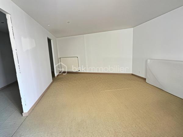 Appartement 204 m² – 3 chambres – Terrasse 47 m² – Cour 62 m² – Garage 34 m² – Charleville-Mézières

À Charleville-Mézières, venez découvrir ce bien atypique offrant 204 m² habitables, des volumes impressionnants, de beaux extérieurs et de nombreuses possibilités d'aménagement.

Situé au 1er étage, l'appartement se compose de :

Une entrée de 5,50 m²

Une chambre de 12,17 m²

Une deuxième chambre de 15,20 m²

Une salle d'eau avec WC de 11,65 m²

Une exceptionnelle pièce à vivre de 78,04 m², permettant d'aménager un vaste espace salon, salle à manger et cuisine

Une troisième chambre de 36,32 m², idéale pour créer une grande suite parentale

Différents dégagements et espaces de rangement

La pièce de vie bénéficie également d'un insert à pellets, apportant confort et chaleur en complément du système de chauffage principal.

DES EXTÉRIEURS RARES POUR UN APPARTEMENT

Vous profiterez d'une grande terrasse de 46,72 m² ainsi que d'une cour privative de 62 m², offrant un véritable espace extérieur.

Le bien dispose également d'un garage de 34 m² avec rideau métallique électrique, permettant notamment de stationner une camionnette, un camping-car selon ses dimensions, ou de disposer d'un important espace de stockage.

CARACTÉRISTIQUES TECHNIQUES

Menuiseries PVC double vitrage

Chauffage par chaudière gaz

Insert à pellets dans la pièce à vivre

Garage avec rideau métallique électrique

UN FORT POTENTIEL

Avec ses 204 m² habitables et sa configuration, ce bien peut répondre à différents projets : grande résidence principale, activité professionnelle ou investissement immobilier.

Il est notamment possible d'envisager une division en 2 voire 3 logements, sous réserve de faisabilité technique et des autorisations nécessaires.

Les + :

204 m² habitables

3 chambres

Pièce à vivre de plus de 78 m²

Chambre de plus de 36 m²

Terrasse de près de 47 m²

Cour privative de 62 m²

Garage de 34 m²

Double vitrage PVC

Chaudière gaz + insert à pellets

Potentiel de division en plusieurs logements

Prix : 196 000 € FAI

Un bien rare à Charleville-Mézières par ses volumes, ses extérieurs et les nombreuses possibilités qu'il offre.

Contactez-moi pour plus de renseignements ou pour organiser une visite.