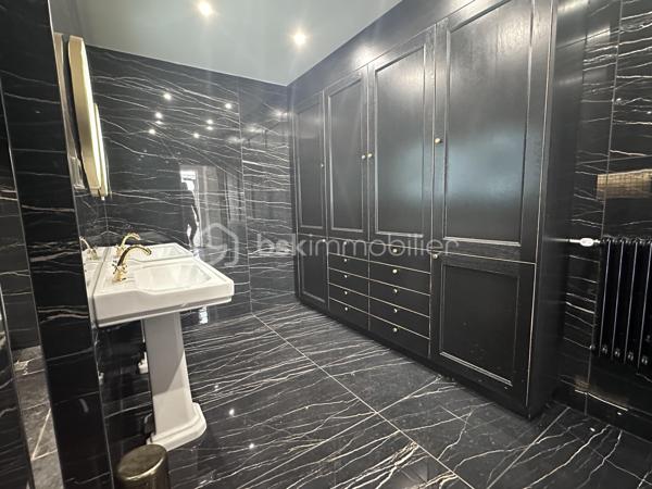 Appartement 204 m² – 3 chambres – Terrasse 47 m² – Cour 62 m² – Garage 34 m² – Charleville-Mézières

À Charleville-Mézières, venez découvrir ce bien atypique offrant 204 m² habitables, des volumes impressionnants, de beaux extérieurs et de nombreuses possibilités d'aménagement.

Situé au 1er étage, l'appartement se compose de :

Une entrée de 5,50 m²

Une chambre de 12,17 m²

Une deuxième chambre de 15,20 m²

Une salle d'eau avec WC de 11,65 m²

Une exceptionnelle pièce à vivre de 78,04 m², permettant d'aménager un vaste espace salon, salle à manger et cuisine

Une troisième chambre de 36,32 m², idéale pour créer une grande suite parentale

Différents dégagements et espaces de rangement

La pièce de vie bénéficie également d'un insert à pellets, apportant confort et chaleur en complément du système de chauffage principal.

DES EXTÉRIEURS RARES POUR UN APPARTEMENT

Vous profiterez d'une grande terrasse de 46,72 m² ainsi que d'une cour privative de 62 m², offrant un véritable espace extérieur.

Le bien dispose également d'un garage de 34 m² avec rideau métallique électrique, permettant notamment de stationner une camionnette, un camping-car selon ses dimensions, ou de disposer d'un important espace de stockage.

CARACTÉRISTIQUES TECHNIQUES

Menuiseries PVC double vitrage

Chauffage par chaudière gaz

Insert à pellets dans la pièce à vivre

Garage avec rideau métallique électrique

UN FORT POTENTIEL

Avec ses 204 m² habitables et sa configuration, ce bien peut répondre à différents projets : grande résidence principale, activité professionnelle ou investissement immobilier.

Il est notamment possible d'envisager une division en 2 voire 3 logements, sous réserve de faisabilité technique et des autorisations nécessaires.

Les + :

204 m² habitables

3 chambres

Pièce à vivre de plus de 78 m²

Chambre de plus de 36 m²

Terrasse de près de 47 m²

Cour privative de 62 m²

Garage de 34 m²

Double vitrage PVC

Chaudière gaz + insert à pellets

Potentiel de division en plusieurs logements

Prix : 196 000 € FAI

Un bien rare à Charleville-Mézières par ses volumes, ses extérieurs et les nombreuses possibilités qu'il offre.

Contactez-moi pour plus de renseignements ou pour organiser une visite.