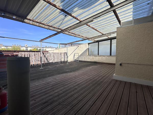 Appartement 204 m² – 3 chambres – Terrasse 47 m² – Cour 62 m² – Garage 34 m² – Charleville-Mézières

À Charleville-Mézières, venez découvrir ce bien atypique offrant 204 m² habitables, des volumes impressionnants, de beaux extérieurs et de nombreuses possibilités d'aménagement.

Situé au 1er étage, l'appartement se compose de :

Une entrée de 5,50 m²

Une chambre de 12,17 m²

Une deuxième chambre de 15,20 m²

Une salle d'eau avec WC de 11,65 m²

Une exceptionnelle pièce à vivre de 78,04 m², permettant d'aménager un vaste espace salon, salle à manger et cuisine

Une troisième chambre de 36,32 m², idéale pour créer une grande suite parentale

Différents dégagements et espaces de rangement

La pièce de vie bénéficie également d'un insert à pellets, apportant confort et chaleur en complément du système de chauffage principal.

DES EXTÉRIEURS RARES POUR UN APPARTEMENT

Vous profiterez d'une grande terrasse de 46,72 m² ainsi que d'une cour privative de 62 m², offrant un véritable espace extérieur.

Le bien dispose également d'un garage de 34 m² avec rideau métallique électrique, permettant notamment de stationner une camionnette, un camping-car selon ses dimensions, ou de disposer d'un important espace de stockage.

CARACTÉRISTIQUES TECHNIQUES

Menuiseries PVC double vitrage

Chauffage par chaudière gaz

Insert à pellets dans la pièce à vivre

Garage avec rideau métallique électrique

UN FORT POTENTIEL

Avec ses 204 m² habitables et sa configuration, ce bien peut répondre à différents projets : grande résidence principale, activité professionnelle ou investissement immobilier.

Il est notamment possible d'envisager une division en 2 voire 3 logements, sous réserve de faisabilité technique et des autorisations nécessaires.

Les + :

204 m² habitables

3 chambres

Pièce à vivre de plus de 78 m²

Chambre de plus de 36 m²

Terrasse de près de 47 m²

Cour privative de 62 m²

Garage de 34 m²

Double vitrage PVC

Chaudière gaz + insert à pellets

Potentiel de division en plusieurs logements

Prix : 196 000 € FAI

Un bien rare à Charleville-Mézières par ses volumes, ses extérieurs et les nombreuses possibilités qu'il offre.

Contactez-moi pour plus de renseignements ou pour organiser une visite.