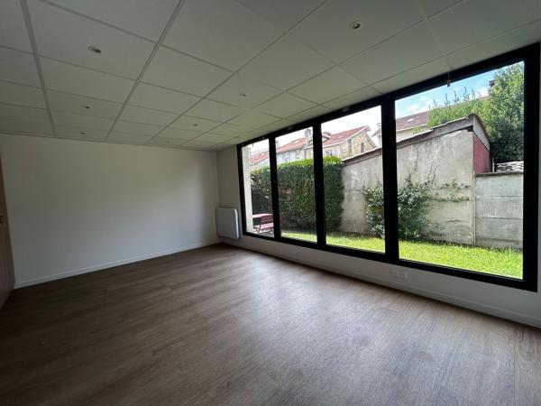 Bureaux à louer à Bordeaux Saint-Seurin en rez-de-chaussée avec stationnements
