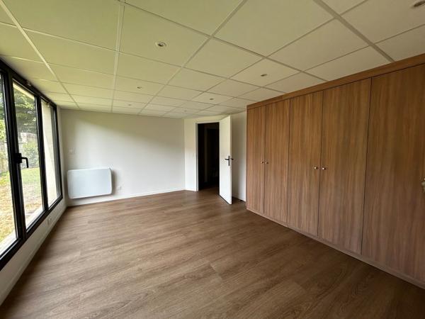 Bureaux à louer à Bordeaux Saint-Seurin en rez-de-chaussée avec stationnements