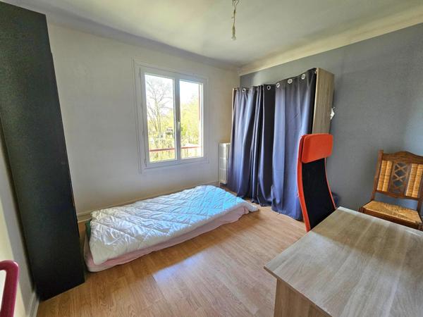 Idéal premier achat : maison à personnaliser avec un sous-sol total.