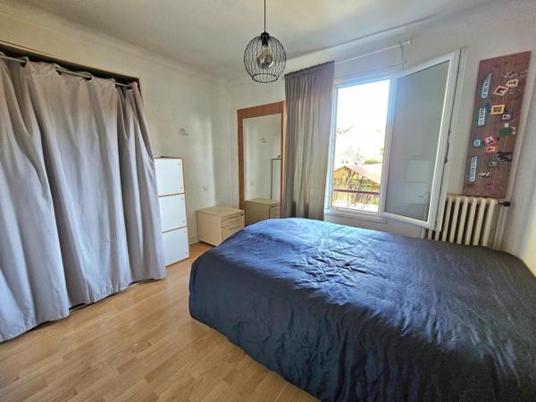 Idéal premier achat : maison à personnaliser avec un sous-sol total.