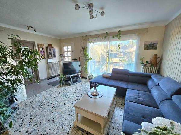 Idéal premier achat : maison à personnaliser avec un sous-sol total.