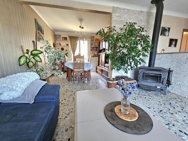 Idéal premier achat : maison à personnaliser avec un sous-sol total.