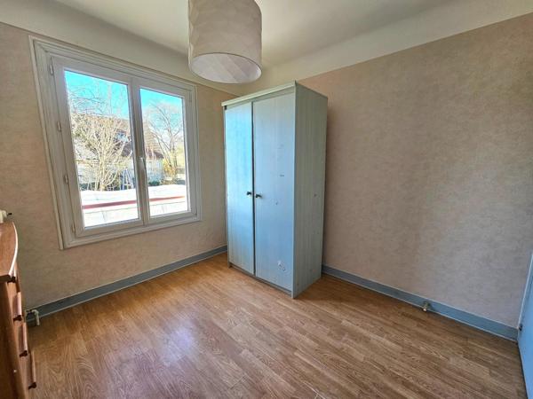 Idéal premier achat : maison à personnaliser avec un sous-sol total.