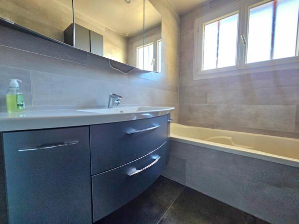 Idéal premier achat : maison à personnaliser avec un sous-sol total.