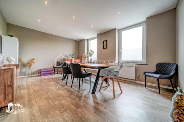 🏡 HOMÉCOURT – BEAU DUPLEX DE 149 m² AVEC TERRASSE, GARAGE ET PARKING

ISOLATION EN COURS DE REFECTION, ELLE SERA FAITE AVANT LA VENTE.

À découvrir beau Duplex sur Homécourt habitable de suite !!!
Situé au sein d’une petite copropriété de seulement 2 appartements et une cellule commerciale, ce spacieux duplex de 149 m² offre de beaux volumes et une agréable distribution sur deux niveaux.
Au 1er étage, vous trouverez une cuisine, un salon, un séjour, une chambre de 18m2 environ, un WC ainsi qu’une belle terrasse couverte de 40 m², idéale pour profiter d’un espace extérieur à l’abri. Celle-ci est attenante à un grenier (environ 42m2), offrant un espace de rangement supplémentaire.
Le 2ème étage se compose de 3 chambres de 13m2 environ, d’une salle de bain et d’un WC.
Ce bien dispose également de plusieurs annexes très appréciables : une cave, un garage et une place de parking privative.

✨ Ses atouts :
•	149 m² habitables
•	4 chambres
•	Terrasse couverte de 30 m²
•	Grenier attenant
•	Garage
•	Cave
•	Place de parking
•	Petite copropriété de 3 appartements
•	Copropriété bénévole (peu de charges annuelle)

Un bien aux beaux volumes, idéal pour une famille à la recherche d’espace et de nombreuses dépendances.