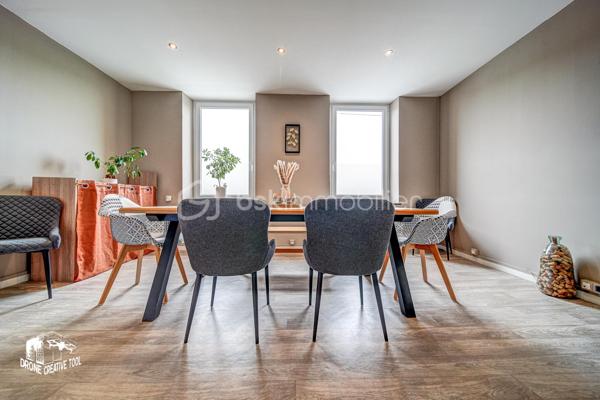 🏡 HOMÉCOURT – BEAU DUPLEX DE 149 m² AVEC TERRASSE, GARAGE ET PARKING

ISOLATION EN COURS DE REFECTION, ELLE SERA FAITE AVANT LA VENTE.

À découvrir beau Duplex sur Homécourt habitable de suite !!!
Situé au sein d’une petite copropriété de seulement 2 appartements et une cellule commerciale, ce spacieux duplex de 149 m² offre de beaux volumes et une agréable distribution sur deux niveaux.
Au 1er étage, vous trouverez une cuisine, un salon, un séjour, une chambre de 18m2 environ, un WC ainsi qu’une belle terrasse couverte de 40 m², idéale pour profiter d’un espace extérieur à l’abri. Celle-ci est attenante à un grenier (environ 42m2), offrant un espace de rangement supplémentaire.
Le 2ème étage se compose de 3 chambres de 13m2 environ, d’une salle de bain et d’un WC.
Ce bien dispose également de plusieurs annexes très appréciables : une cave, un garage et une place de parking privative.

✨ Ses atouts :
•	149 m² habitables
•	4 chambres
•	Terrasse couverte de 30 m²
•	Grenier attenant
•	Garage
•	Cave
•	Place de parking
•	Petite copropriété de 3 appartements
•	Copropriété bénévole (peu de charges annuelle)

Un bien aux beaux volumes, idéal pour une famille à la recherche d’espace et de nombreuses dépendances.
