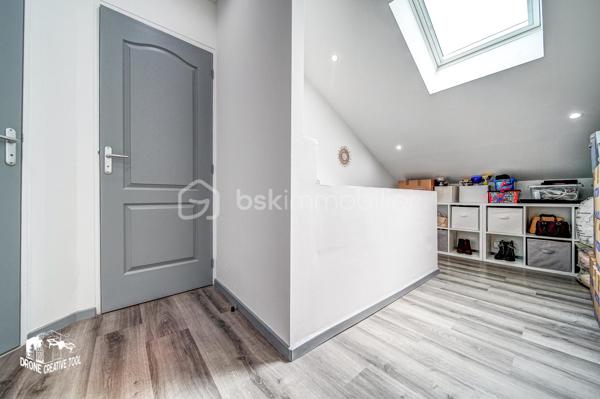 🏡 HOMÉCOURT – BEAU DUPLEX DE 149 m² AVEC TERRASSE, GARAGE ET PARKING

ISOLATION EN COURS DE REFECTION, ELLE SERA FAITE AVANT LA VENTE.

À découvrir beau Duplex sur Homécourt habitable de suite !!!
Situé au sein d’une petite copropriété de seulement 2 appartements et une cellule commerciale, ce spacieux duplex de 149 m² offre de beaux volumes et une agréable distribution sur deux niveaux.
Au 1er étage, vous trouverez une cuisine, un salon, un séjour, une chambre de 18m2 environ, un WC ainsi qu’une belle terrasse couverte de 40 m², idéale pour profiter d’un espace extérieur à l’abri. Celle-ci est attenante à un grenier (environ 42m2), offrant un espace de rangement supplémentaire.
Le 2ème étage se compose de 3 chambres de 13m2 environ, d’une salle de bain et d’un WC.
Ce bien dispose également de plusieurs annexes très appréciables : une cave, un garage et une place de parking privative.

✨ Ses atouts :
•	149 m² habitables
•	4 chambres
•	Terrasse couverte de 30 m²
•	Grenier attenant
•	Garage
•	Cave
•	Place de parking
•	Petite copropriété de 3 appartements
•	Copropriété bénévole (peu de charges annuelle)

Un bien aux beaux volumes, idéal pour une famille à la recherche d’espace et de nombreuses dépendances.