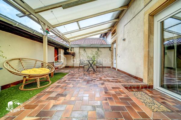 🏡 HOMÉCOURT – BEAU DUPLEX DE 149 m² AVEC TERRASSE, GARAGE ET PARKING

ISOLATION EN COURS DE REFECTION, ELLE SERA FAITE AVANT LA VENTE.

À découvrir beau Duplex sur Homécourt habitable de suite !!!
Situé au sein d’une petite copropriété de seulement 2 appartements et une cellule commerciale, ce spacieux duplex de 149 m² offre de beaux volumes et une agréable distribution sur deux niveaux.
Au 1er étage, vous trouverez une cuisine, un salon, un séjour, une chambre de 18m2 environ, un WC ainsi qu’une belle terrasse couverte de 40 m², idéale pour profiter d’un espace extérieur à l’abri. Celle-ci est attenante à un grenier (environ 42m2), offrant un espace de rangement supplémentaire.
Le 2ème étage se compose de 3 chambres de 13m2 environ, d’une salle de bain et d’un WC.
Ce bien dispose également de plusieurs annexes très appréciables : une cave, un garage et une place de parking privative.

✨ Ses atouts :
•	149 m² habitables
•	4 chambres
•	Terrasse couverte de 30 m²
•	Grenier attenant
•	Garage
•	Cave
•	Place de parking
•	Petite copropriété de 3 appartements
•	Copropriété bénévole (peu de charges annuelle)

Un bien aux beaux volumes, idéal pour une famille à la recherche d’espace et de nombreuses dépendances.