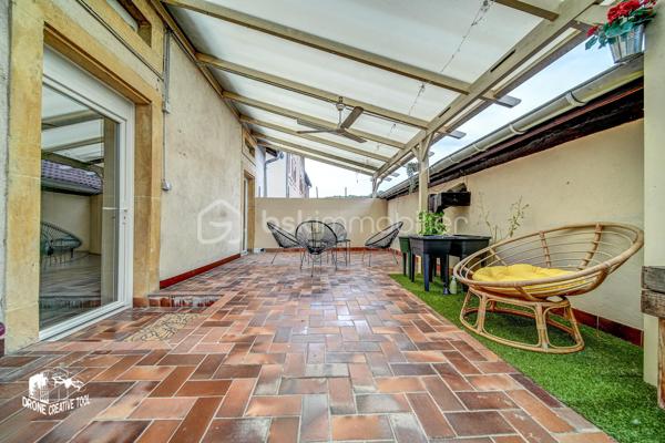 🏡 HOMÉCOURT – BEAU DUPLEX DE 149 m² AVEC TERRASSE, GARAGE ET PARKING

ISOLATION EN COURS DE REFECTION, ELLE SERA FAITE AVANT LA VENTE.

À découvrir beau Duplex sur Homécourt habitable de suite !!!
Situé au sein d’une petite copropriété de seulement 2 appartements et une cellule commerciale, ce spacieux duplex de 149 m² offre de beaux volumes et une agréable distribution sur deux niveaux.
Au 1er étage, vous trouverez une cuisine, un salon, un séjour, une chambre de 18m2 environ, un WC ainsi qu’une belle terrasse couverte de 40 m², idéale pour profiter d’un espace extérieur à l’abri. Celle-ci est attenante à un grenier (environ 42m2), offrant un espace de rangement supplémentaire.
Le 2ème étage se compose de 3 chambres de 13m2 environ, d’une salle de bain et d’un WC.
Ce bien dispose également de plusieurs annexes très appréciables : une cave, un garage et une place de parking privative.

✨ Ses atouts :
•	149 m² habitables
•	4 chambres
•	Terrasse couverte de 30 m²
•	Grenier attenant
•	Garage
•	Cave
•	Place de parking
•	Petite copropriété de 3 appartements
•	Copropriété bénévole (peu de charges annuelle)

Un bien aux beaux volumes, idéal pour une famille à la recherche d’espace et de nombreuses dépendances.