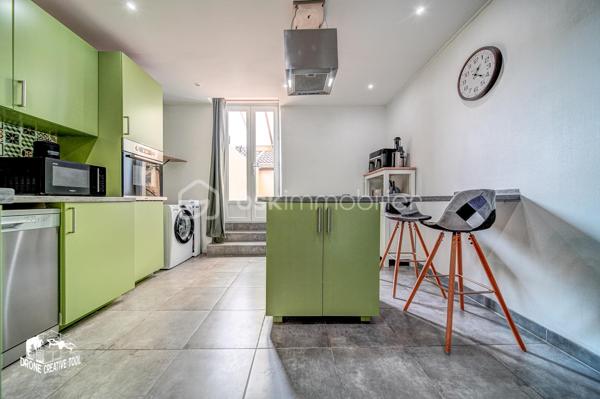🏡 HOMÉCOURT – BEAU DUPLEX DE 149 m² AVEC TERRASSE, GARAGE ET PARKING

ISOLATION EN COURS DE REFECTION, ELLE SERA FAITE AVANT LA VENTE.

À découvrir beau Duplex sur Homécourt habitable de suite !!!
Situé au sein d’une petite copropriété de seulement 2 appartements et une cellule commerciale, ce spacieux duplex de 149 m² offre de beaux volumes et une agréable distribution sur deux niveaux.
Au 1er étage, vous trouverez une cuisine, un salon, un séjour, une chambre de 18m2 environ, un WC ainsi qu’une belle terrasse couverte de 40 m², idéale pour profiter d’un espace extérieur à l’abri. Celle-ci est attenante à un grenier (environ 42m2), offrant un espace de rangement supplémentaire.
Le 2ème étage se compose de 3 chambres de 13m2 environ, d’une salle de bain et d’un WC.
Ce bien dispose également de plusieurs annexes très appréciables : une cave, un garage et une place de parking privative.

✨ Ses atouts :
•	149 m² habitables
•	4 chambres
•	Terrasse couverte de 30 m²
•	Grenier attenant
•	Garage
•	Cave
•	Place de parking
•	Petite copropriété de 3 appartements
•	Copropriété bénévole (peu de charges annuelle)

Un bien aux beaux volumes, idéal pour une famille à la recherche d’espace et de nombreuses dépendances.