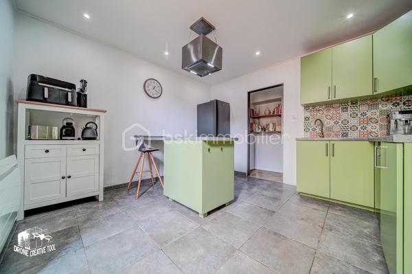 🏡 HOMÉCOURT – BEAU DUPLEX DE 149 m² AVEC TERRASSE, GARAGE ET PARKING

ISOLATION EN COURS DE REFECTION, ELLE SERA FAITE AVANT LA VENTE.

À découvrir beau Duplex sur Homécourt habitable de suite !!!
Situé au sein d’une petite copropriété de seulement 2 appartements et une cellule commerciale, ce spacieux duplex de 149 m² offre de beaux volumes et une agréable distribution sur deux niveaux.
Au 1er étage, vous trouverez une cuisine, un salon, un séjour, une chambre de 18m2 environ, un WC ainsi qu’une belle terrasse couverte de 40 m², idéale pour profiter d’un espace extérieur à l’abri. Celle-ci est attenante à un grenier (environ 42m2), offrant un espace de rangement supplémentaire.
Le 2ème étage se compose de 3 chambres de 13m2 environ, d’une salle de bain et d’un WC.
Ce bien dispose également de plusieurs annexes très appréciables : une cave, un garage et une place de parking privative.

✨ Ses atouts :
•	149 m² habitables
•	4 chambres
•	Terrasse couverte de 30 m²
•	Grenier attenant
•	Garage
•	Cave
•	Place de parking
•	Petite copropriété de 3 appartements
•	Copropriété bénévole (peu de charges annuelle)

Un bien aux beaux volumes, idéal pour une famille à la recherche d’espace et de nombreuses dépendances.