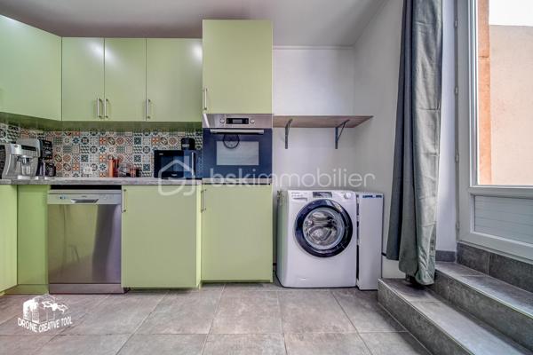 🏡 HOMÉCOURT – BEAU DUPLEX DE 149 m² AVEC TERRASSE, GARAGE ET PARKING

ISOLATION EN COURS DE REFECTION, ELLE SERA FAITE AVANT LA VENTE.

À découvrir beau Duplex sur Homécourt habitable de suite !!!
Situé au sein d’une petite copropriété de seulement 2 appartements et une cellule commerciale, ce spacieux duplex de 149 m² offre de beaux volumes et une agréable distribution sur deux niveaux.
Au 1er étage, vous trouverez une cuisine, un salon, un séjour, une chambre de 18m2 environ, un WC ainsi qu’une belle terrasse couverte de 40 m², idéale pour profiter d’un espace extérieur à l’abri. Celle-ci est attenante à un grenier (environ 42m2), offrant un espace de rangement supplémentaire.
Le 2ème étage se compose de 3 chambres de 13m2 environ, d’une salle de bain et d’un WC.
Ce bien dispose également de plusieurs annexes très appréciables : une cave, un garage et une place de parking privative.

✨ Ses atouts :
•	149 m² habitables
•	4 chambres
•	Terrasse couverte de 30 m²
•	Grenier attenant
•	Garage
•	Cave
•	Place de parking
•	Petite copropriété de 3 appartements
•	Copropriété bénévole (peu de charges annuelle)

Un bien aux beaux volumes, idéal pour une famille à la recherche d’espace et de nombreuses dépendances.