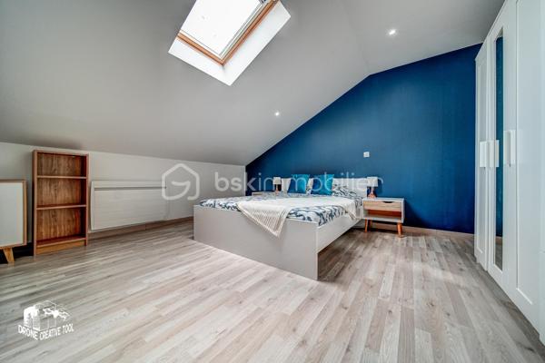 🏡 HOMÉCOURT – BEAU DUPLEX DE 149 m² AVEC TERRASSE, GARAGE ET PARKING

ISOLATION EN COURS DE REFECTION, ELLE SERA FAITE AVANT LA VENTE.

À découvrir beau Duplex sur Homécourt habitable de suite !!!
Situé au sein d’une petite copropriété de seulement 2 appartements et une cellule commerciale, ce spacieux duplex de 149 m² offre de beaux volumes et une agréable distribution sur deux niveaux.
Au 1er étage, vous trouverez une cuisine, un salon, un séjour, une chambre de 18m2 environ, un WC ainsi qu’une belle terrasse couverte de 40 m², idéale pour profiter d’un espace extérieur à l’abri. Celle-ci est attenante à un grenier (environ 42m2), offrant un espace de rangement supplémentaire.
Le 2ème étage se compose de 3 chambres de 13m2 environ, d’une salle de bain et d’un WC.
Ce bien dispose également de plusieurs annexes très appréciables : une cave, un garage et une place de parking privative.

✨ Ses atouts :
•	149 m² habitables
•	4 chambres
•	Terrasse couverte de 30 m²
•	Grenier attenant
•	Garage
•	Cave
•	Place de parking
•	Petite copropriété de 3 appartements
•	Copropriété bénévole (peu de charges annuelle)

Un bien aux beaux volumes, idéal pour une famille à la recherche d’espace et de nombreuses dépendances.