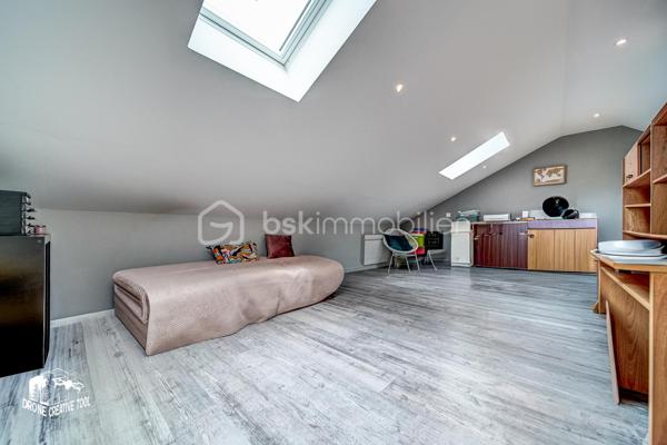 🏡 HOMÉCOURT – BEAU DUPLEX DE 149 m² AVEC TERRASSE, GARAGE ET PARKING

ISOLATION EN COURS DE REFECTION, ELLE SERA FAITE AVANT LA VENTE.

À découvrir beau Duplex sur Homécourt habitable de suite !!!
Situé au sein d’une petite copropriété de seulement 2 appartements et une cellule commerciale, ce spacieux duplex de 149 m² offre de beaux volumes et une agréable distribution sur deux niveaux.
Au 1er étage, vous trouverez une cuisine, un salon, un séjour, une chambre de 18m2 environ, un WC ainsi qu’une belle terrasse couverte de 40 m², idéale pour profiter d’un espace extérieur à l’abri. Celle-ci est attenante à un grenier (environ 42m2), offrant un espace de rangement supplémentaire.
Le 2ème étage se compose de 3 chambres de 13m2 environ, d’une salle de bain et d’un WC.
Ce bien dispose également de plusieurs annexes très appréciables : une cave, un garage et une place de parking privative.

✨ Ses atouts :
•	149 m² habitables
•	4 chambres
•	Terrasse couverte de 30 m²
•	Grenier attenant
•	Garage
•	Cave
•	Place de parking
•	Petite copropriété de 3 appartements
•	Copropriété bénévole (peu de charges annuelle)

Un bien aux beaux volumes, idéal pour une famille à la recherche d’espace et de nombreuses dépendances.