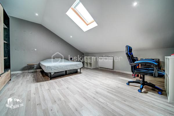 🏡 HOMÉCOURT – BEAU DUPLEX DE 149 m² AVEC TERRASSE, GARAGE ET PARKING

ISOLATION EN COURS DE REFECTION, ELLE SERA FAITE AVANT LA VENTE.

À découvrir beau Duplex sur Homécourt habitable de suite !!!
Situé au sein d’une petite copropriété de seulement 2 appartements et une cellule commerciale, ce spacieux duplex de 149 m² offre de beaux volumes et une agréable distribution sur deux niveaux.
Au 1er étage, vous trouverez une cuisine, un salon, un séjour, une chambre de 18m2 environ, un WC ainsi qu’une belle terrasse couverte de 40 m², idéale pour profiter d’un espace extérieur à l’abri. Celle-ci est attenante à un grenier (environ 42m2), offrant un espace de rangement supplémentaire.
Le 2ème étage se compose de 3 chambres de 13m2 environ, d’une salle de bain et d’un WC.
Ce bien dispose également de plusieurs annexes très appréciables : une cave, un garage et une place de parking privative.

✨ Ses atouts :
•	149 m² habitables
•	4 chambres
•	Terrasse couverte de 30 m²
•	Grenier attenant
•	Garage
•	Cave
•	Place de parking
•	Petite copropriété de 3 appartements
•	Copropriété bénévole (peu de charges annuelle)

Un bien aux beaux volumes, idéal pour une famille à la recherche d’espace et de nombreuses dépendances.